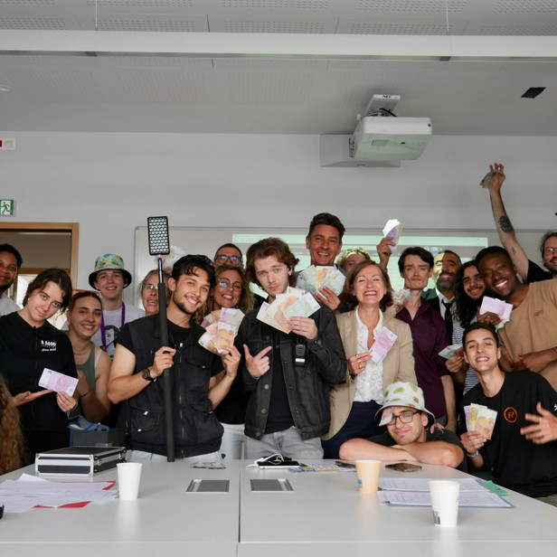 Notre caméraman de profil tenant une caméra sur stabilisateur dans ses mains.